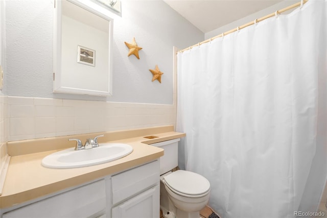 full bathroom featuring toilet, a shower with shower curtain, and vanity