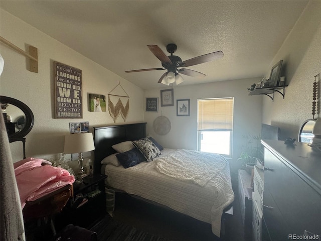 bedroom featuring ceiling fan and a textured ceiling