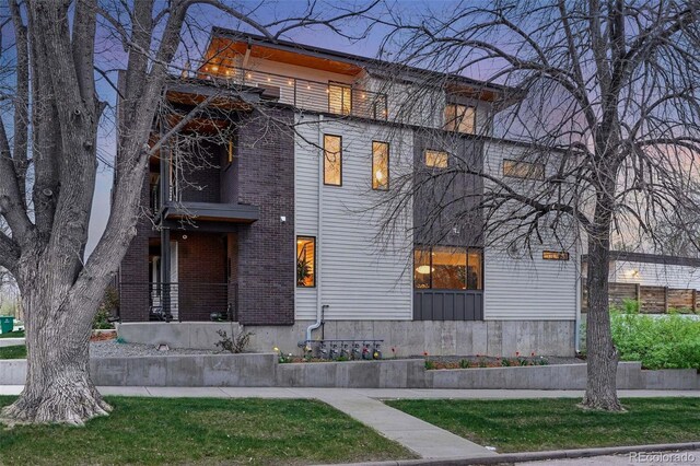 view of front facade featuring brick siding