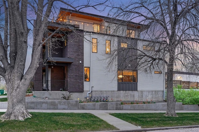 view of front facade with brick siding
