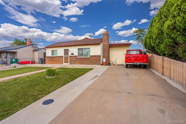 view of front of property featuring a front lawn