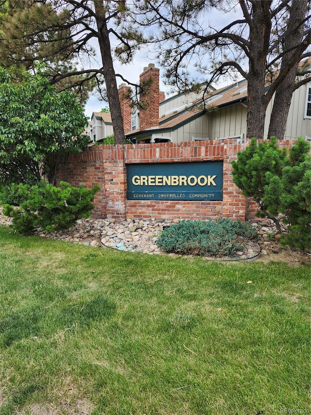 community / neighborhood sign with a yard