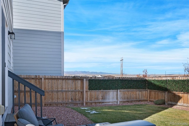 view of yard featuring a mountain view