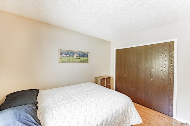 1528 N Chestnut St, Colorado Springs, CO 80907 - bedroom featuring light wood-style floors, a closet, and a textured ceiling