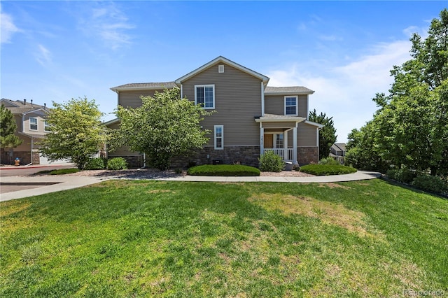 view of front of property featuring a front lawn