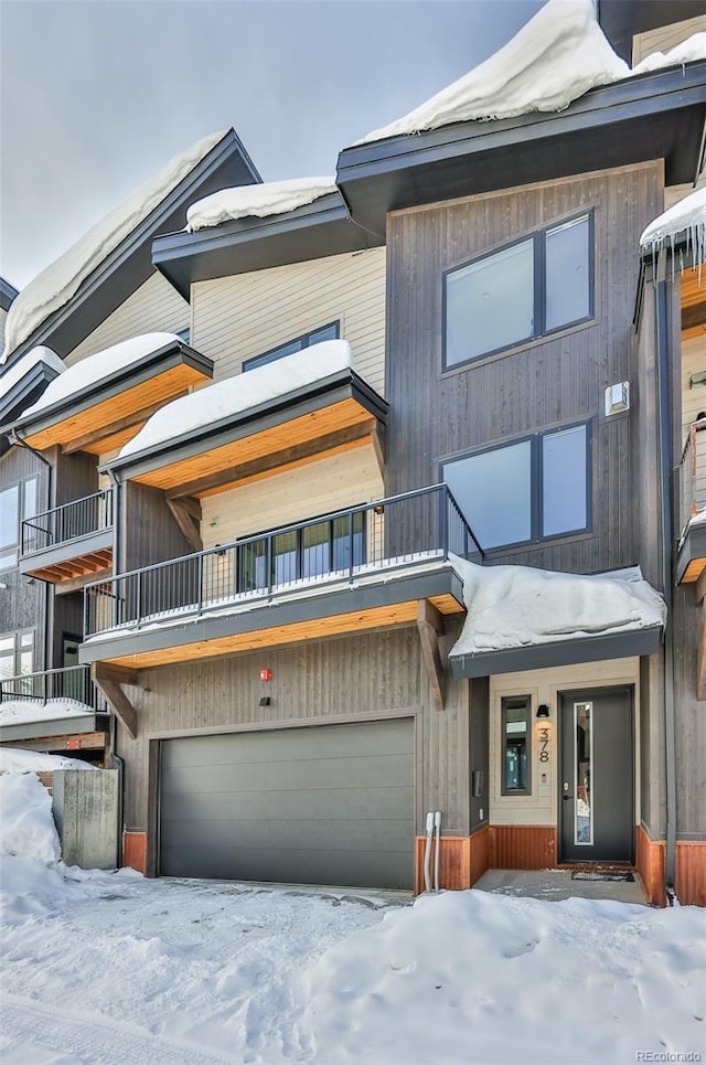 view of front of property featuring a garage