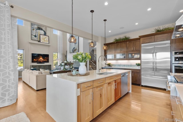 481 Meadowleaf Ln, Highlands Ranch, CO 80126 - kitchen with stainless steel appliances, a sink, light wood-style flooring, light countertops, and recessed lighting
