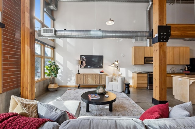 living room featuring sink and a high ceiling