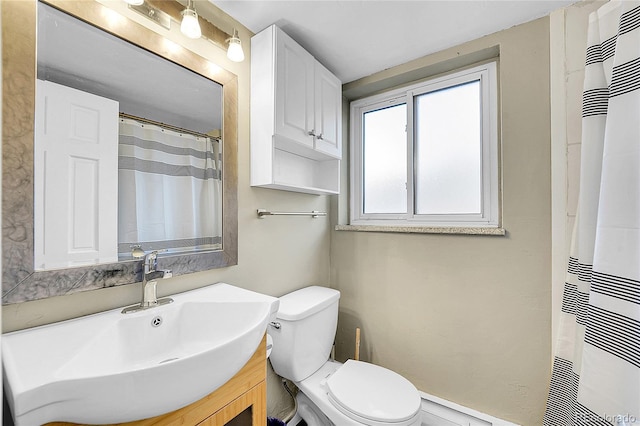 full bathroom featuring a shower with shower curtain, toilet, and vanity