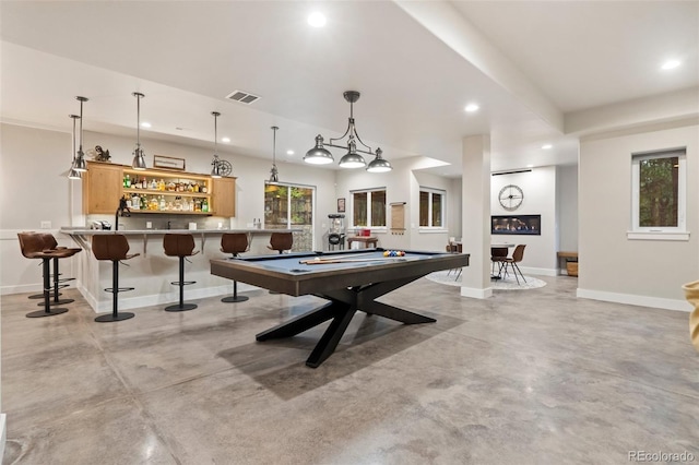 playroom with indoor wet bar, visible vents, recessed lighting, and concrete floors