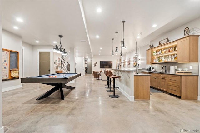 interior space featuring recessed lighting, indoor wet bar, tasteful backsplash, and concrete floors