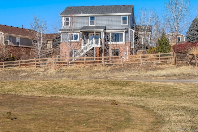 view of front of house featuring a front lawn