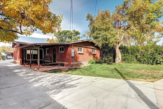 view of front of property with a front yard