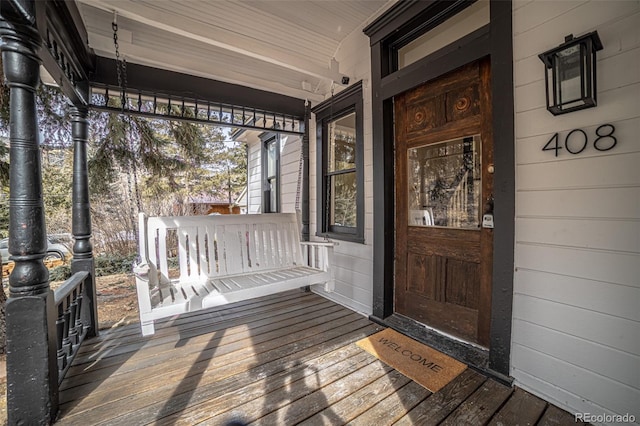 entrance to property featuring covered porch