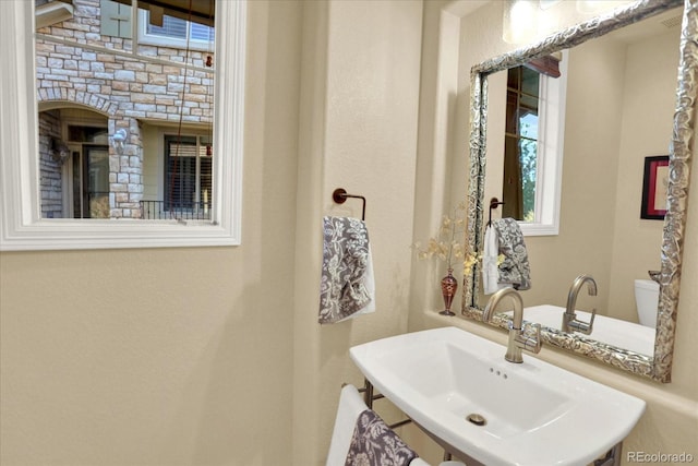 bathroom featuring a sink