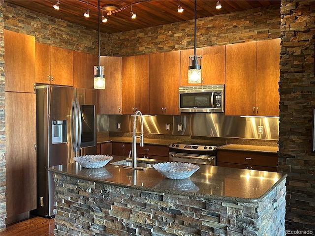 kitchen featuring pendant lighting, sink, an island with sink, and appliances with stainless steel finishes