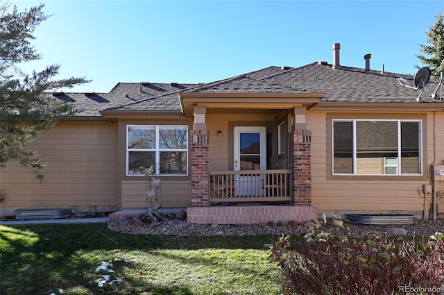 view of front of house featuring a front lawn