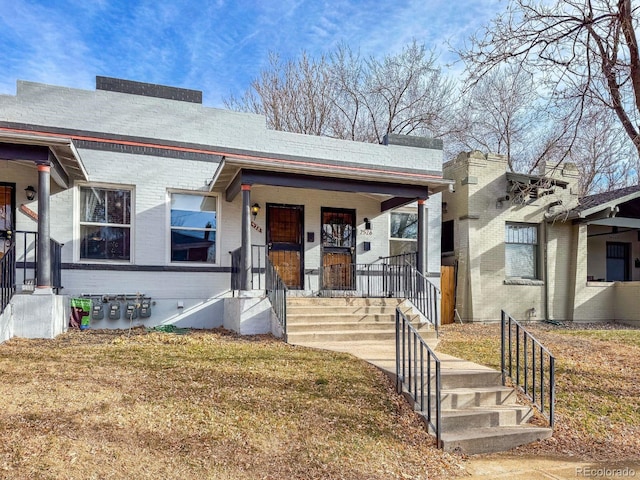 view of front of house with a front lawn