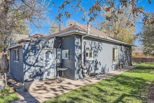 back of house featuring a lawn