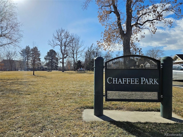 community sign featuring a yard