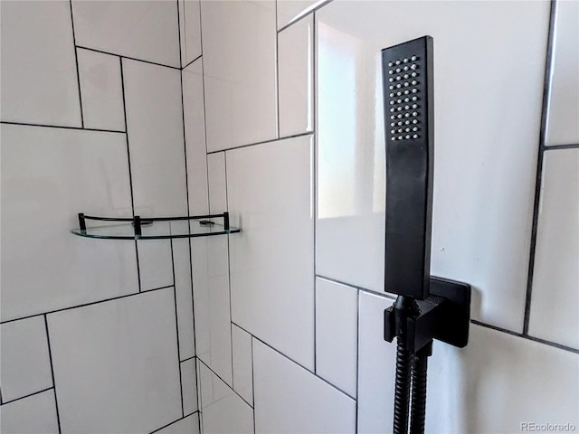 room details featuring a tile shower