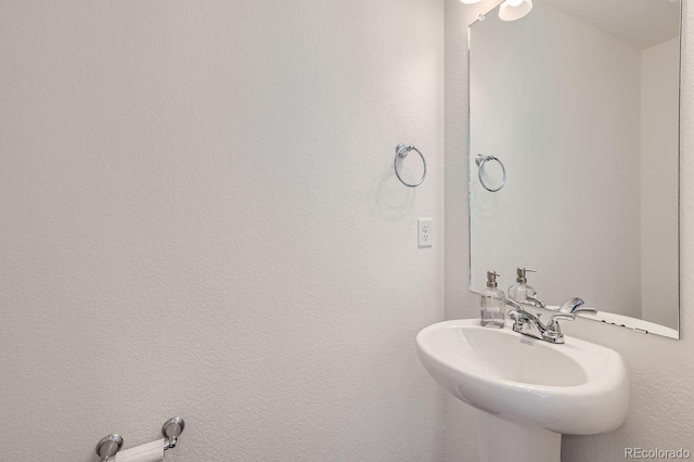 bathroom featuring a sink