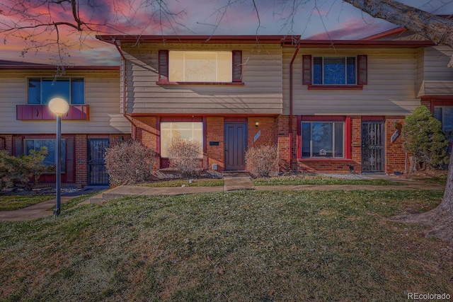 view of front of property featuring a lawn