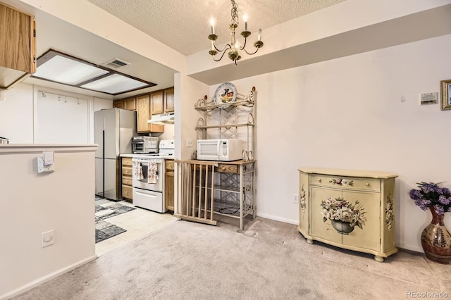 kitchen featuring a textured ceiling, a chandelier, light carpet, under cabinet range hood, and white appliances