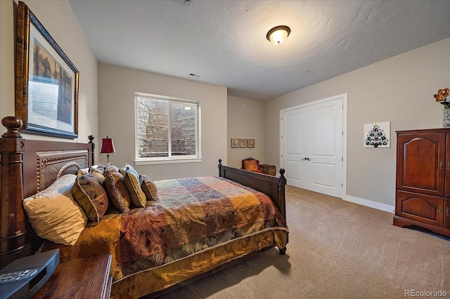 bedroom with carpet floors, baseboards, visible vents, and a textured ceiling