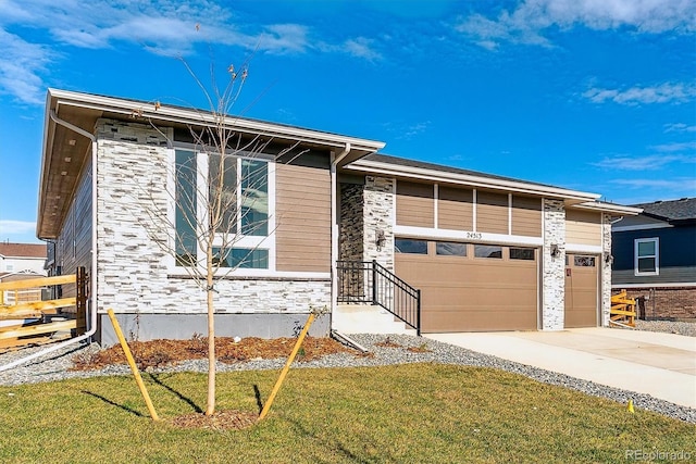 view of front of house featuring a front yard and a garage