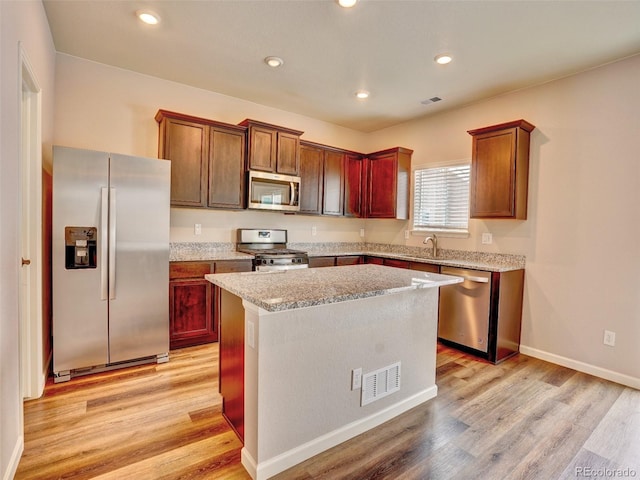 kitchen featuring light wood finished floors, visible vents, recessed lighting, stainless steel appliances, and a sink