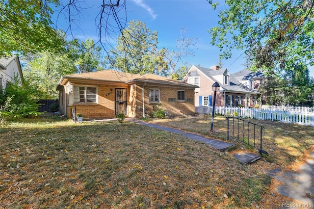 view of front of property featuring a front yard