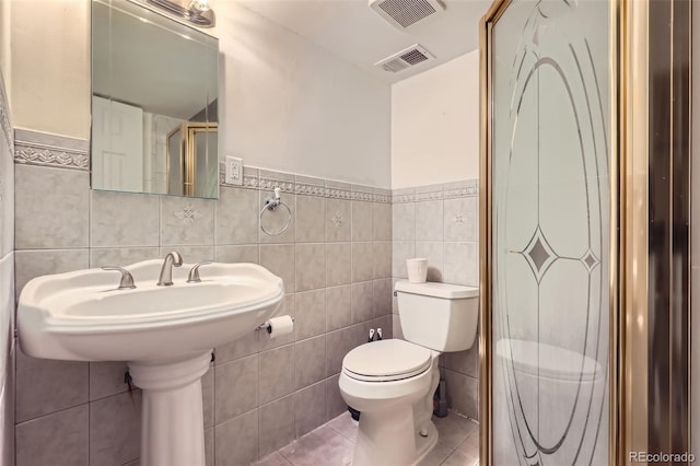3600 Olive St, Denver, CO 80207 - full bath featuring toilet, tile patterned floors, a wainscoted wall, tile walls, and visible vents