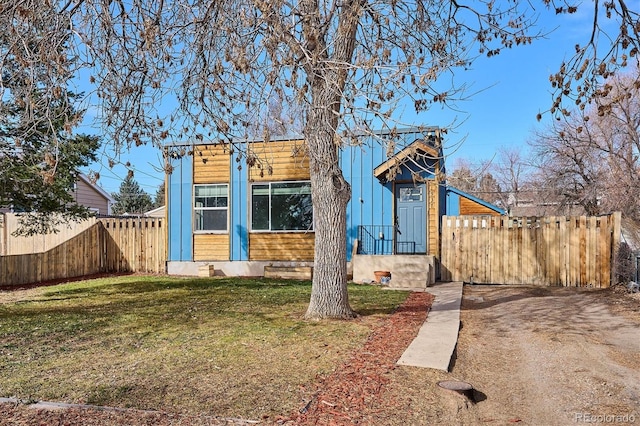 view of front of house with a front lawn and fence