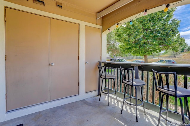 balcony featuring exterior bar