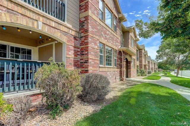 view of side of property featuring a yard