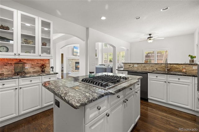 6405 Eagle Feather Trl, Littleton, CO 80125 - kitchen with dishwashing machine, stainless steel gas stovetop, a center island, a sink, and ceiling fan