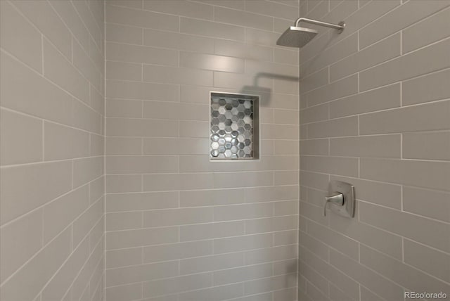 full bathroom featuring a tile shower