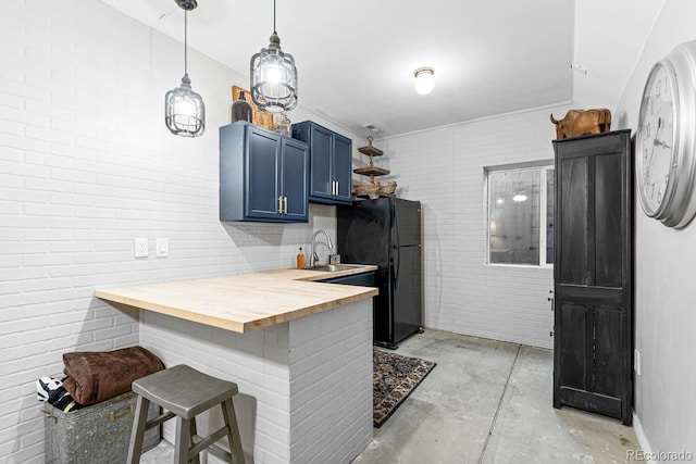 kitchen with a breakfast bar area, blue cabinetry, butcher block countertops, and kitchen peninsula