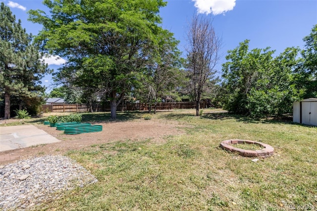 1394 S Zeno St, Aurora, CO 80017 - fenced backyard featuring a storage unit