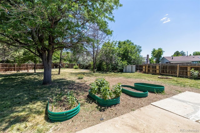1394 S Zeno St, Aurora, CO 80017 - fenced backyard featuring a storage shed
