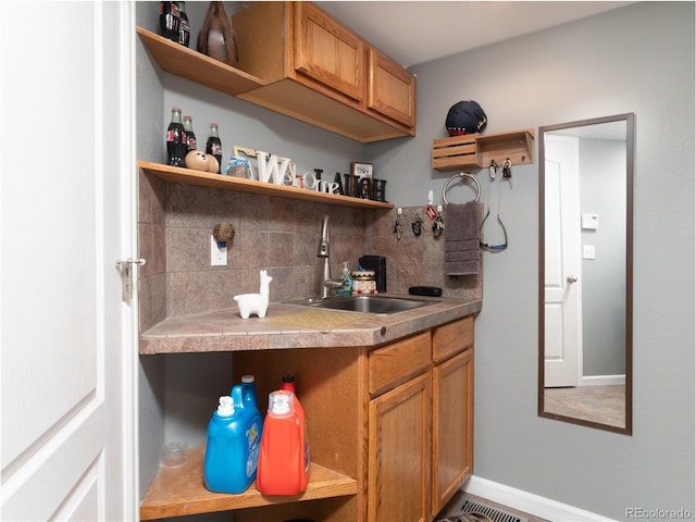 bar with sink and backsplash