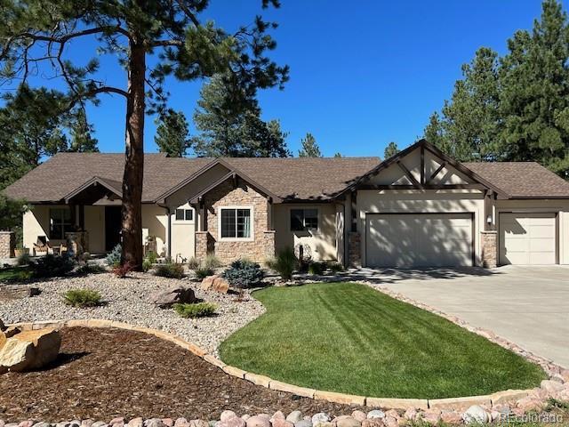 view of front of house with a front lawn and a garage