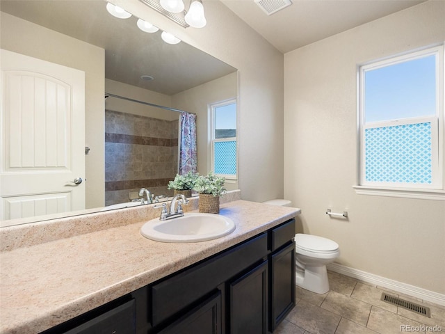 bathroom with toilet, curtained shower, baseboards, and visible vents