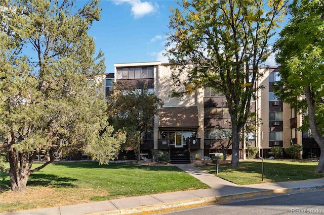 view of front of property with a front yard