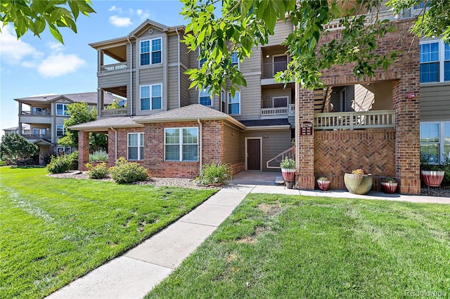 view of front of property with a front yard