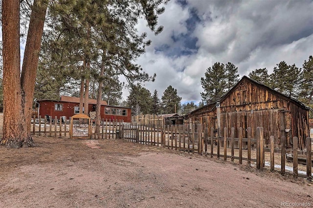 view of yard with an outbuilding