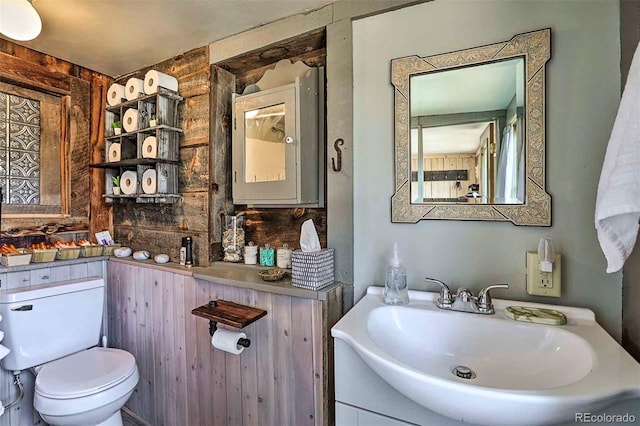 bathroom with vanity, toilet, and decorative backsplash