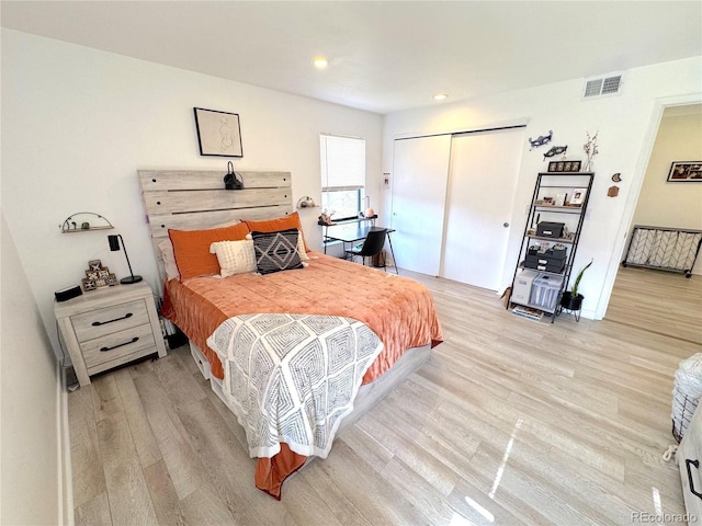 bedroom featuring baseboards, visible vents, light wood-type flooring, a closet, and recessed lighting