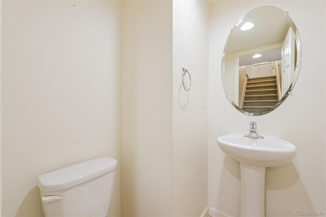bathroom with toilet and recessed lighting